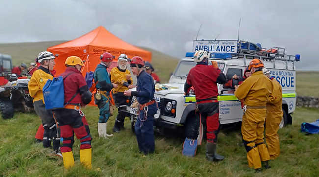 Bad weather doesn't stop cavers having lunch! (Pic: Joe Wulf, CRO)