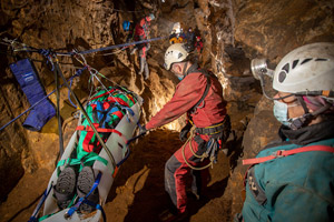 Stretcher manoeuvering during an underground practice