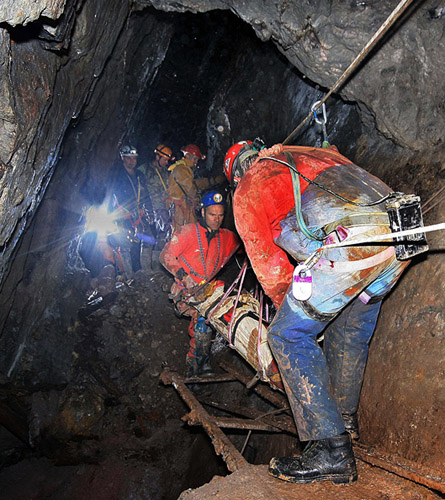 Manouvering a stretcher casualty across an underground obstacle