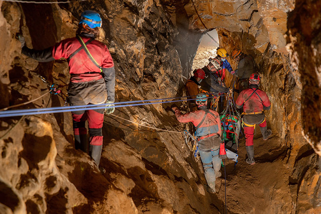 The stretcher team bringing the casualty out of Day/Landing level (Picture: Bartek Biela)