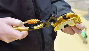 'Opening' a Petzl Rescucender.