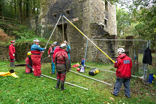 Setting up the Larkin frame (I.A.Cooper) Rigging the Larking frame (Pic: I.A.Cooper)